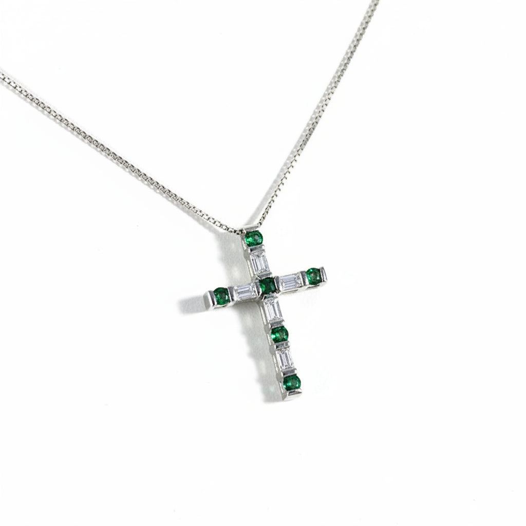 Collana Damiani con croce diamanti taglio baguette ct.0.25 colore H if, smeraldi ct.0.20, oro bianco gr.3.60