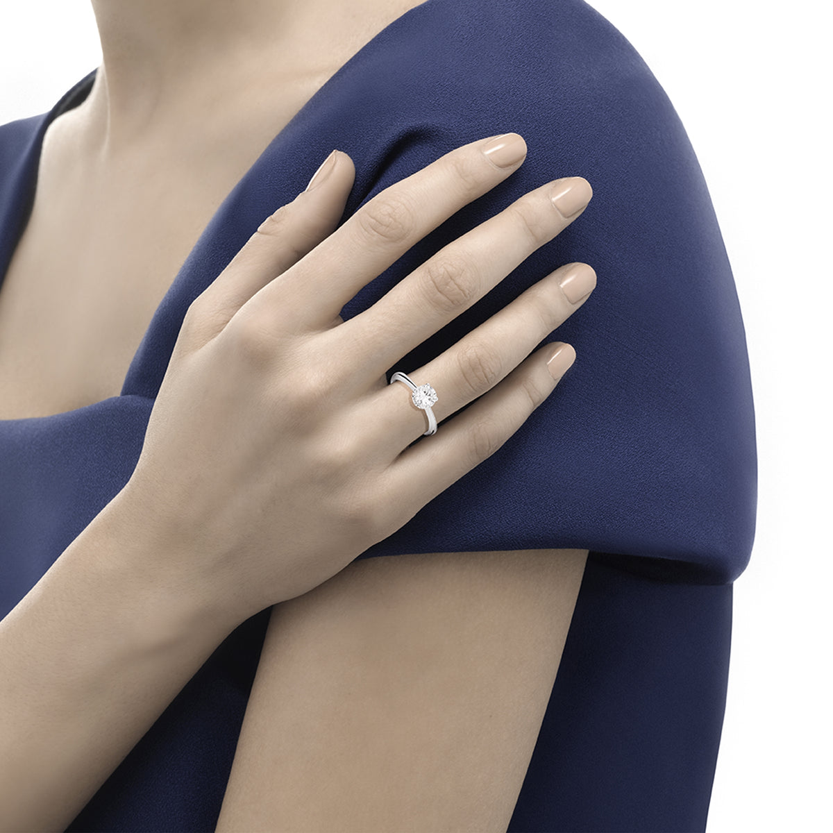 Anello solitario Recarlo Anniversary indossato