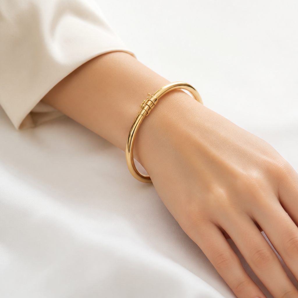 Bracciale rigido liscio in oro giallo 18kt indossato