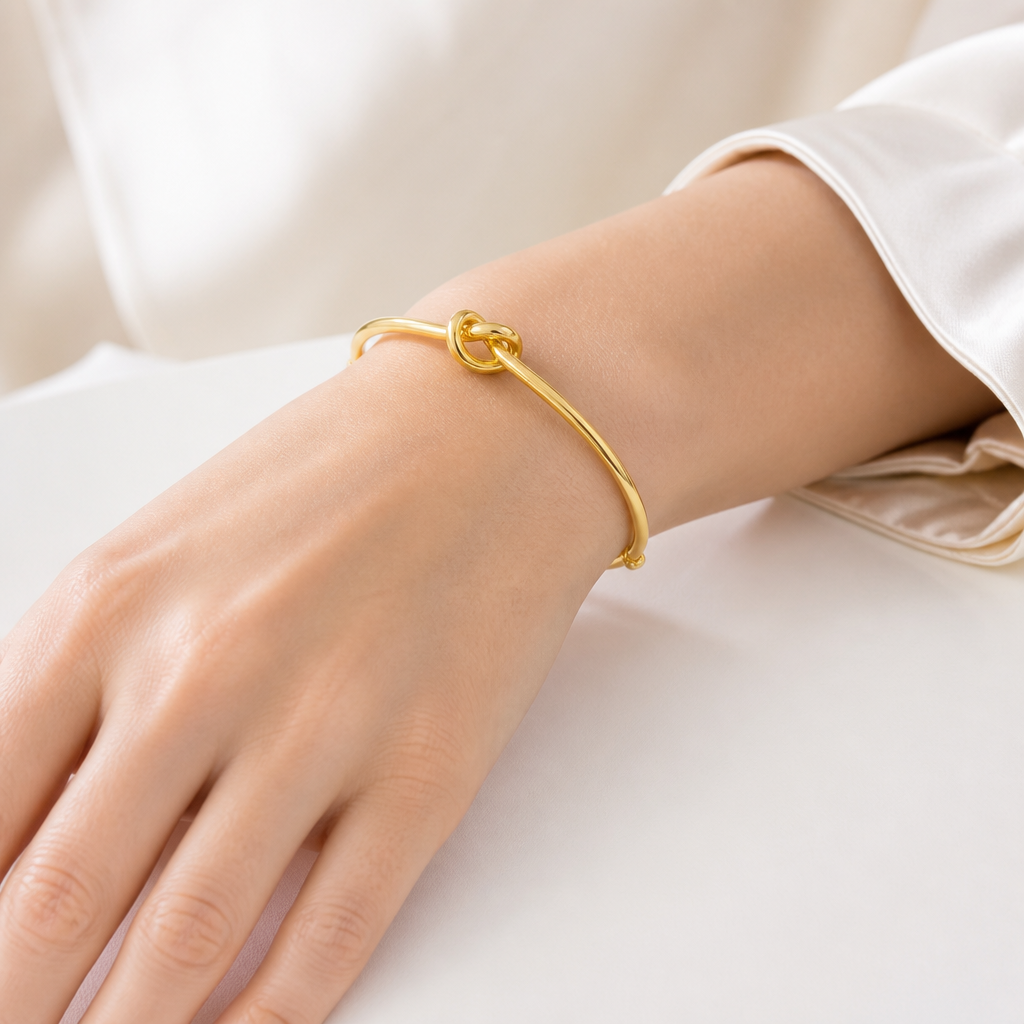 Bracciale rigido con nodo in oro giallo 18kt indossato