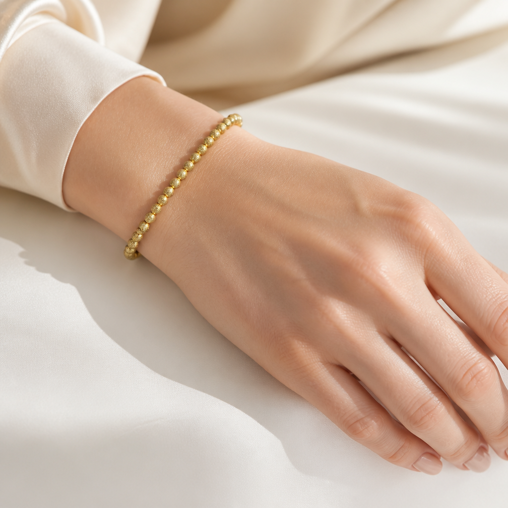 Bracciale a sfere diamantate in oro giallo 18kt indossato