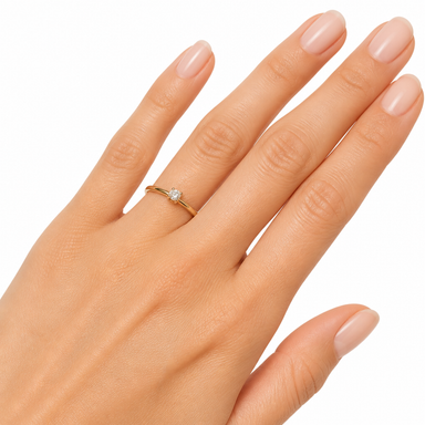 Anello Salvini Solitario Rosa indossato