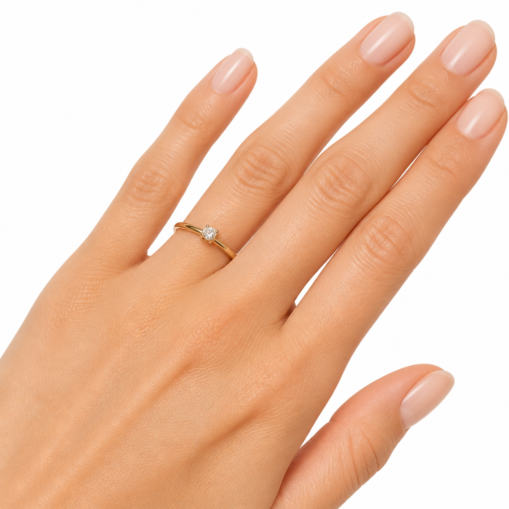 Anello Salvini Solitario Rosa indossato