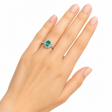 Anello Salvini Diamanti e Smeraldo indossato