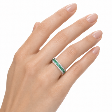 Anello Salvini Diamanti e Smeraldi indossato