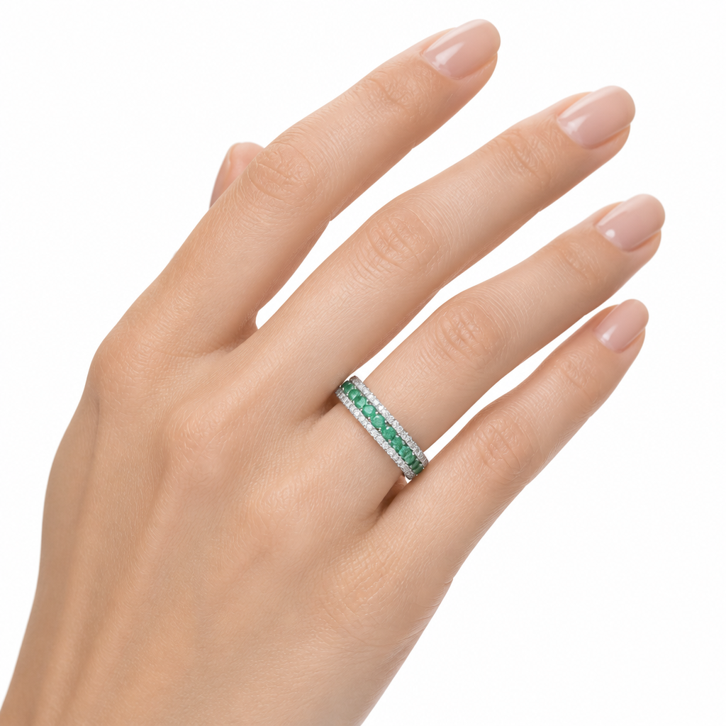 Anello Salvini Diamanti e Smeraldi indossato