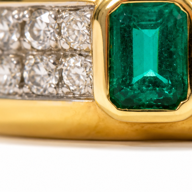 Anello Damiani Oro Con Diamanti E Smeraldo 0,36 Ct.