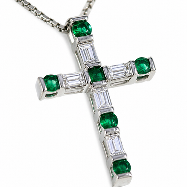 Collana Damiani Con Croce Diamanti Taglio Baguette Ct.0.25 Colore H If, Smeraldi Ct.0.20, Oro Bianco Gr.3.60