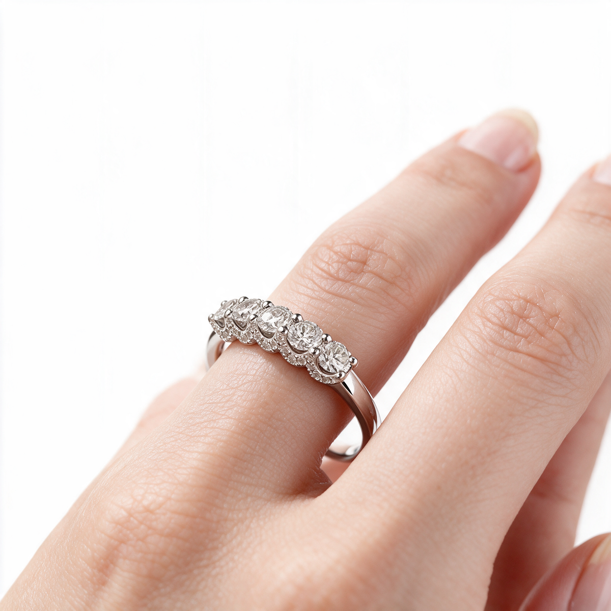 Anello Veretta Salvini Eterea oro bianco 18kt 5 diamanti - indossato