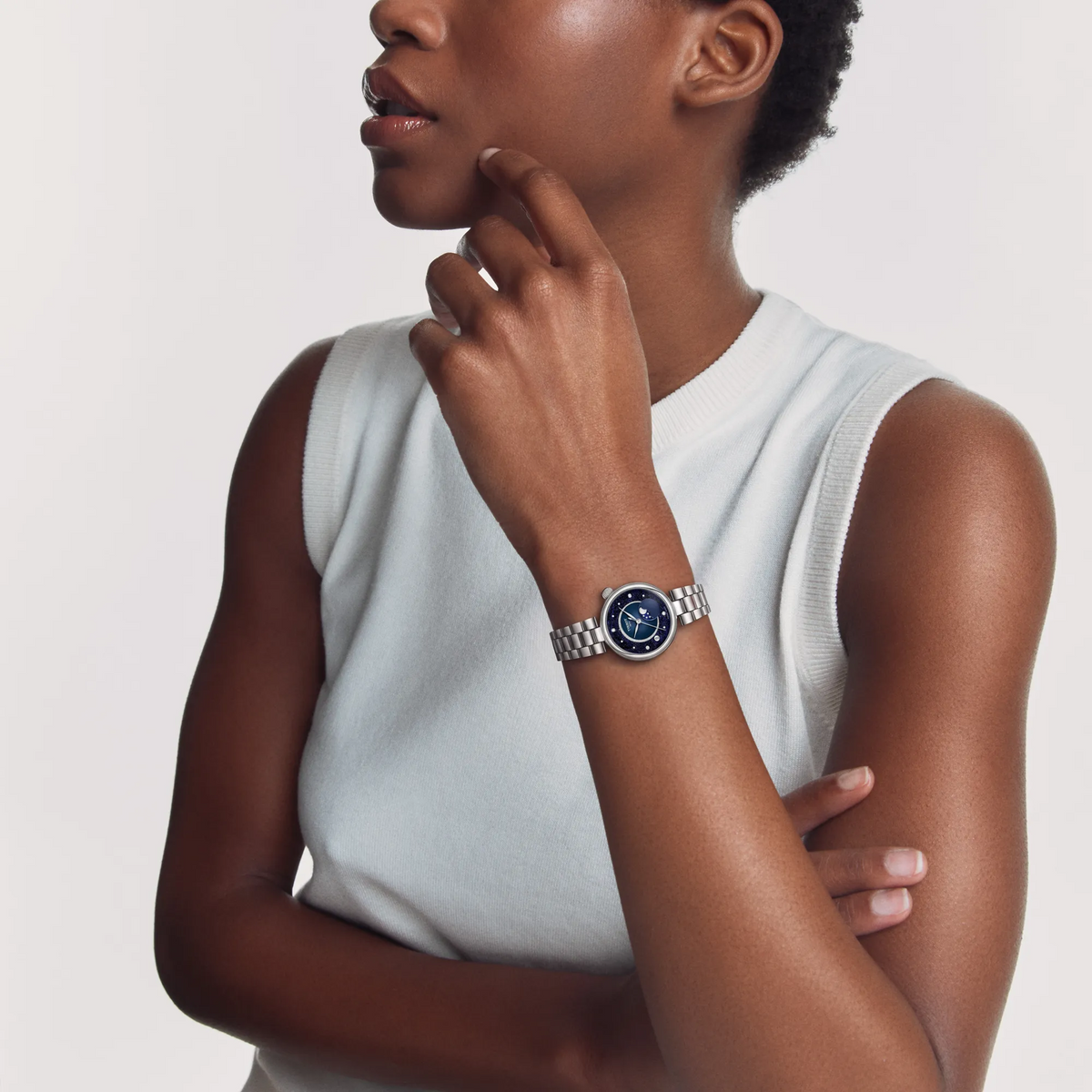 Tissot Désir Moonphase 29,6 mm quadrante blu indossato al polso